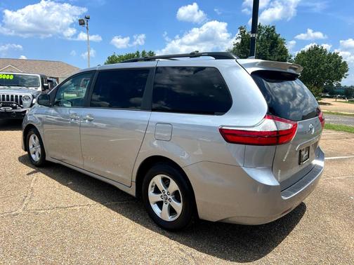 2018 Toyota Sienna LE