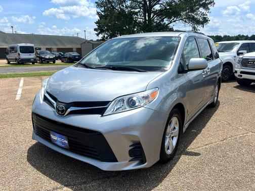 2018 Toyota Sienna LE