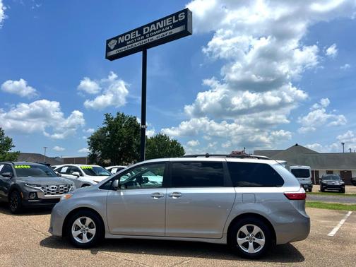 2018 Toyota Sienna LE