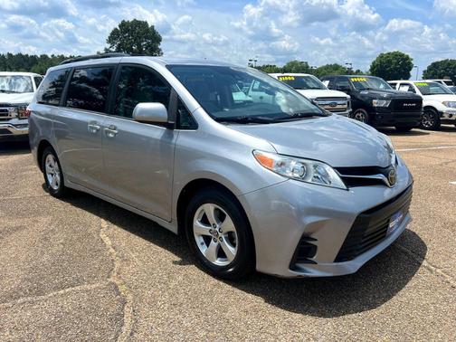 2018 Toyota Sienna LE