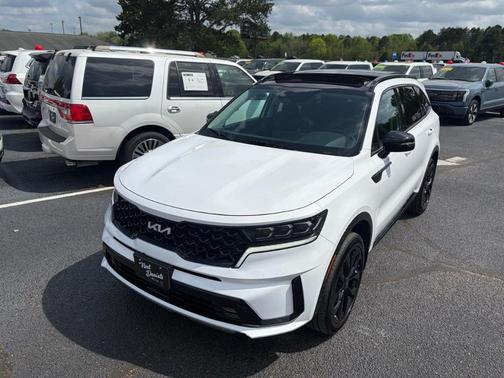 White 2023 Kia Sorento SX