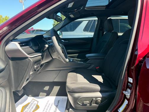 2024 Jeep Grand Cherokee Laredo