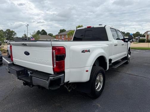 White 2024 Ford F-350 Lariat Super Duty