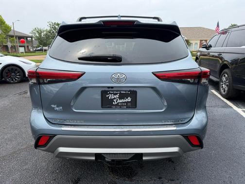 Gray 2021 Toyota Highlander Platinum