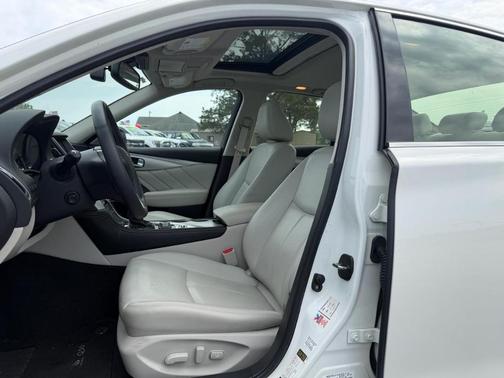 Majestic White 2023 INFINITI Q50 LUXE