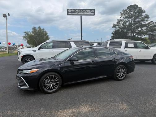 Black 2022 Toyota Camry Hybrid XLE