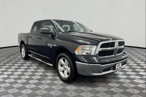 Brilliant Black Crystal Pearlcoat 2019 RAM 1500 SLT