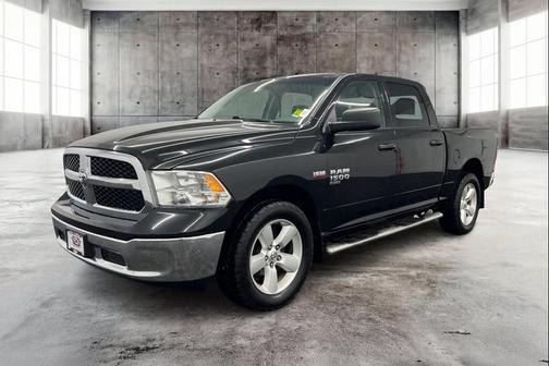 Brilliant Black Crystal Pearlcoat 2019 RAM 1500 SLT