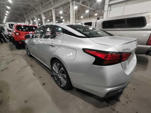 Brilliant Silver Metallic 2023 Nissan Altima 2.5 SL