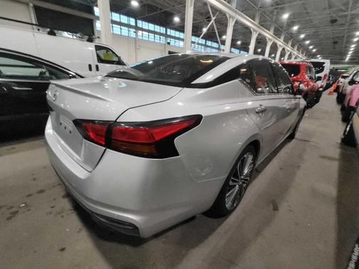 Brilliant Silver Metallic 2023 Nissan Altima 2.5 SL