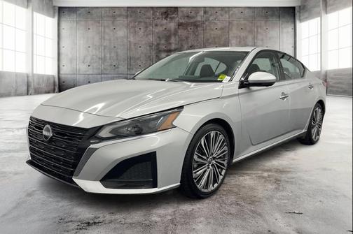 Brilliant Silver Metallic 2023 Nissan Altima 2.5 SL