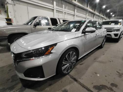 Brilliant Silver Metallic 2023 Nissan Altima 2.5 SL