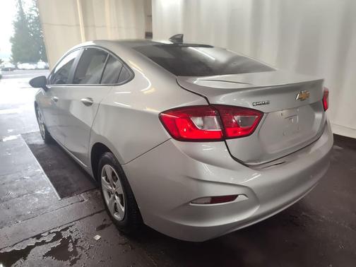 Silver Ice Metallic 2018 Chevrolet Cruze LS