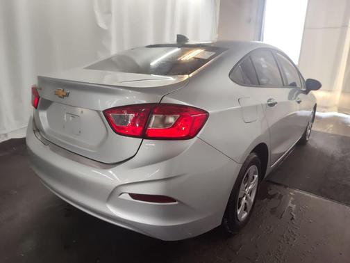 Silver Ice Metallic 2018 Chevrolet Cruze LS