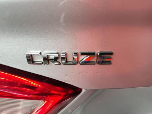 Silver Ice Metallic 2018 Chevrolet Cruze LS