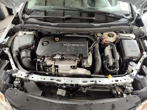 Silver Ice Metallic 2018 Chevrolet Cruze LS