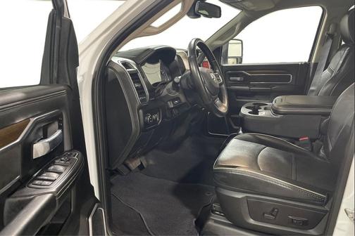 Bright White Clearcoat 2024 RAM 2500 Laramie Crew Cab 4x4 6'4' Box