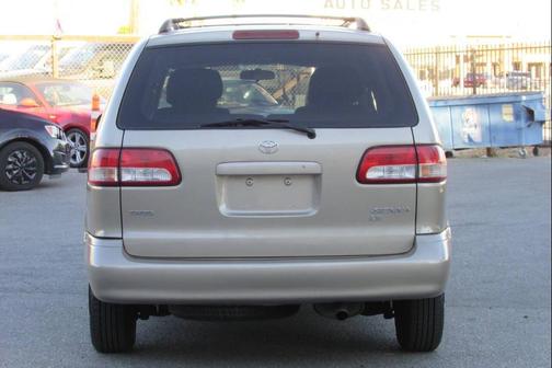 2001 Toyota Sienna LE