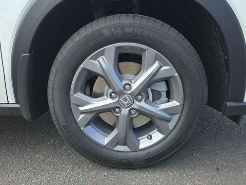 Platinum White Pearl 2027 Honda HR-V LX