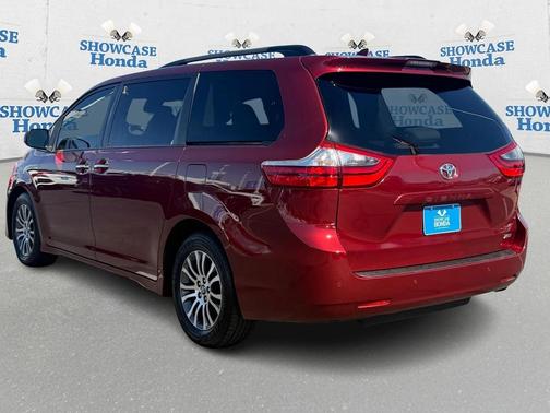 2020 Toyota Sienna XLE