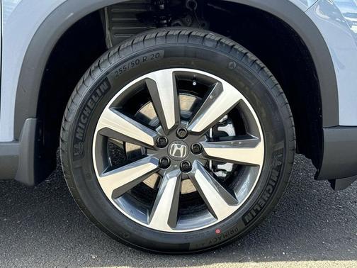 2025 Honda Pilot Touring 8-Passenger