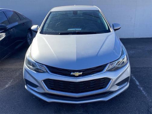 Photo 2 of 13 of 2018 Chevrolet Cruze LT