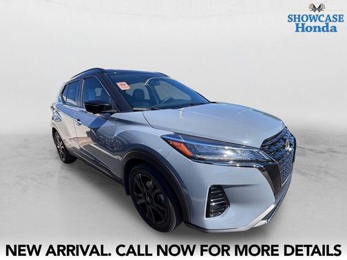 Gray/Super Black 2023 Nissan Kicks SR
