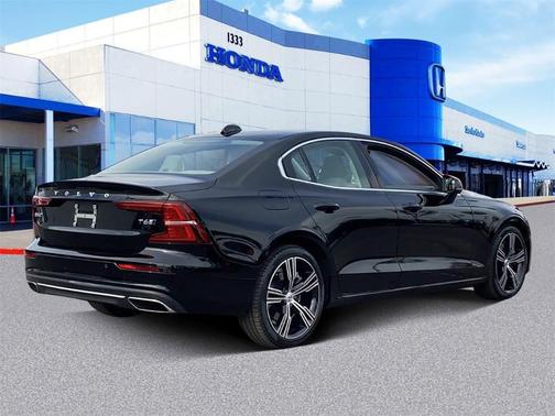 Photo 3 of 30 of 2019 Volvo S60 T6 Inscription