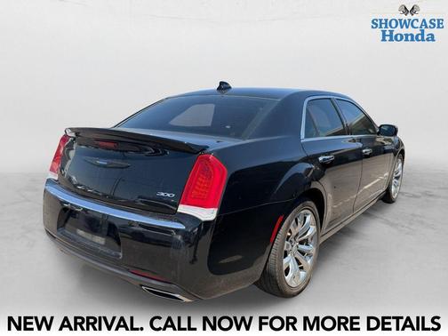 Gloss Black 2020 Chrysler 300 Limited
