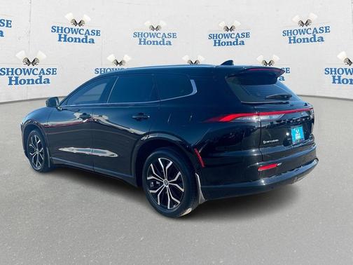 2025 Toyota Crown Signia XLE