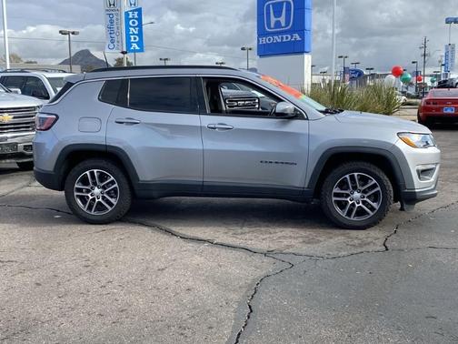 Photo 4 of 32 of 2017 Jeep Compass Latitude