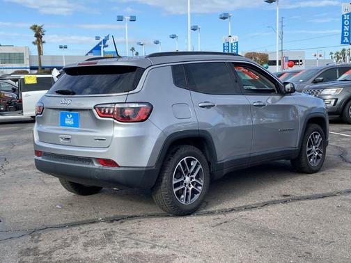 Photo 3 of 32 of 2017 Jeep Compass Latitude
