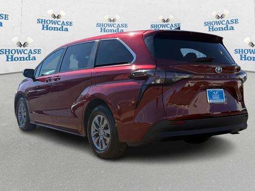 2024 Toyota Sienna LE