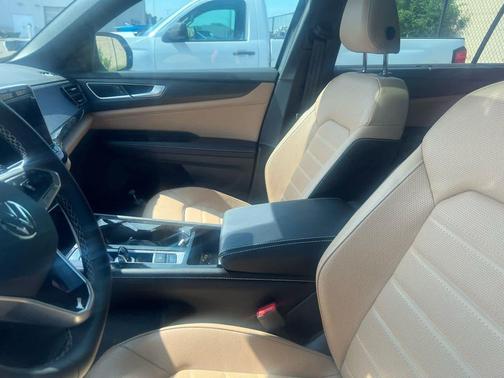 Pure Gray 2024 Volkswagen Atlas Cross Sport 2.0T SEL