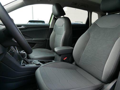 2025 Volkswagen Taos 1.5T SE Black
