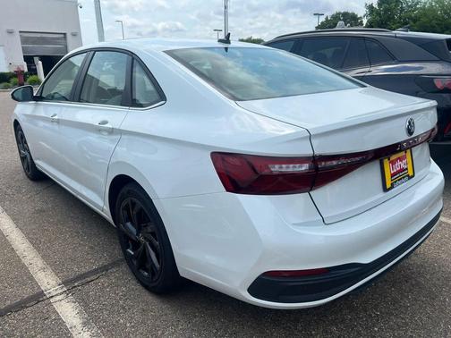 Opal White Pearl 2025 Volkswagen Jetta 1.5T SE