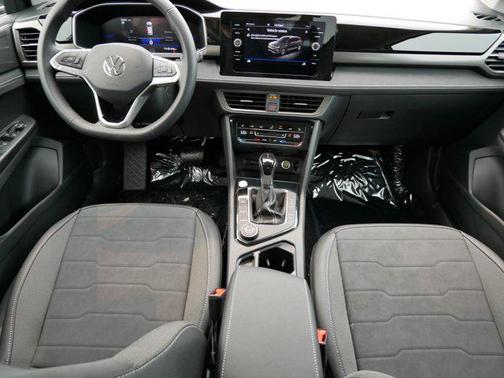 2025 Volkswagen Taos 1.5T SE Black