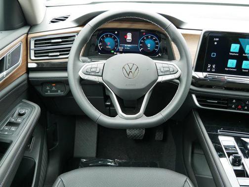 2025 Volkswagen Atlas 2.0T SE w/Technology 4MOTION