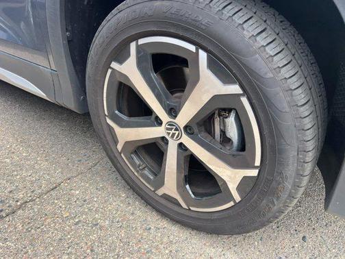 PLATINUM GRAY 2025 Volkswagen Tiguan 2.0T SE 4MOTION