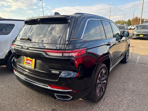 Diamond Black Crystal Pearlcoat 2022 Jeep Grand Cherokee Overland