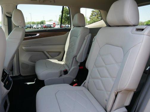 2025 Volkswagen Atlas 2.0T SE w/Technology 4MOTION
