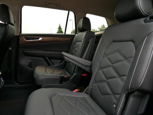 2025 Volkswagen Atlas 2.0T SE w/Technology 4MOTION