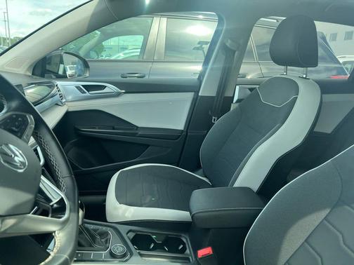Deep Black Pearl 2025 Volkswagen Taos 1.5T SE