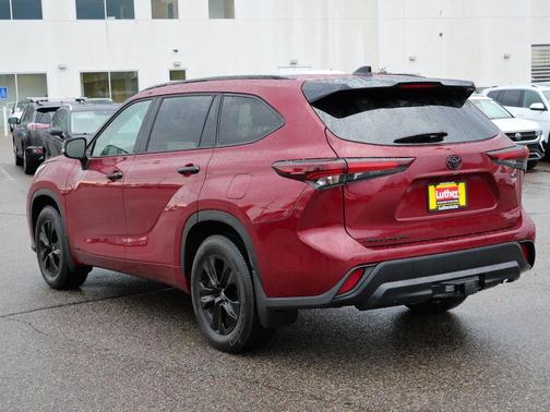 Ruby Flare Pearl 2025 Toyota Highlander Hybrid XLE