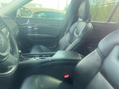 2016 Volvo XC90 T6 Momentum