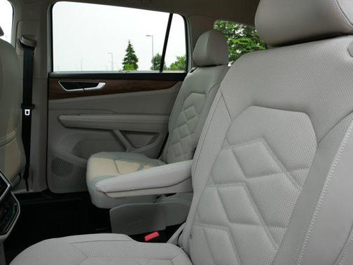 2025 Volkswagen Atlas 2.0T SE w/Technology 4MOTION