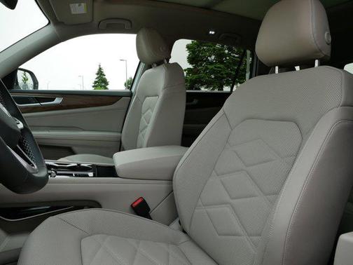 2025 Volkswagen Atlas 2.0T SE w/Technology 4MOTION