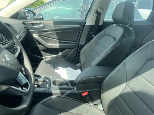 Platinum Gray Metallic 2024 Volkswagen Jetta 1.5T SE