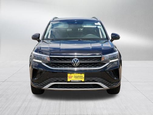 Deep Black Pearl 2024 Volkswagen Taos 1.5T SE