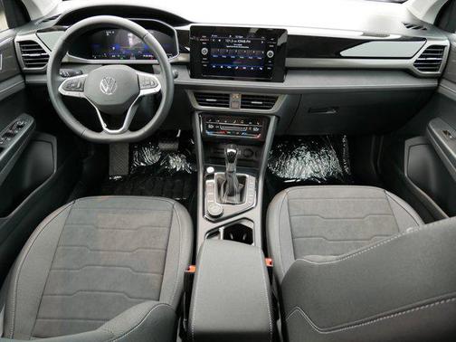 2025 Volkswagen Taos 1.5T SE Black